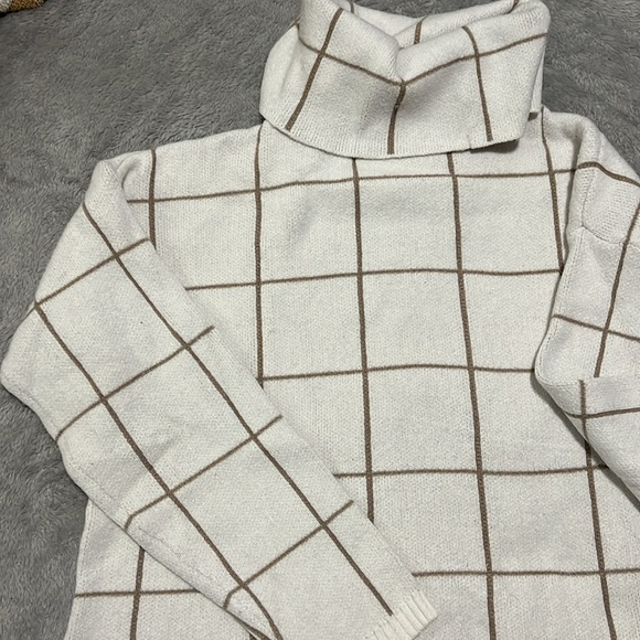•SOLD• Checkered Cream Turtleneck Sweater - Picture 2 of 8